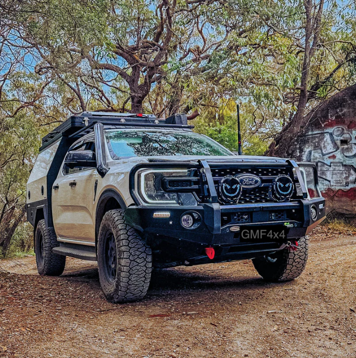 Vehicle in front of a tree with GMF 4x4 bonnet hinge antenna mount